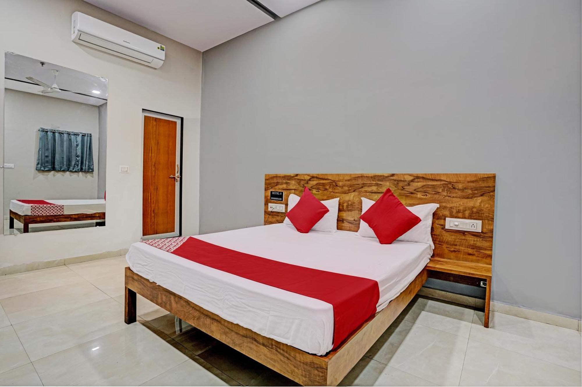 Oyo Flagship Hotel 9 Surat Bagian luar foto