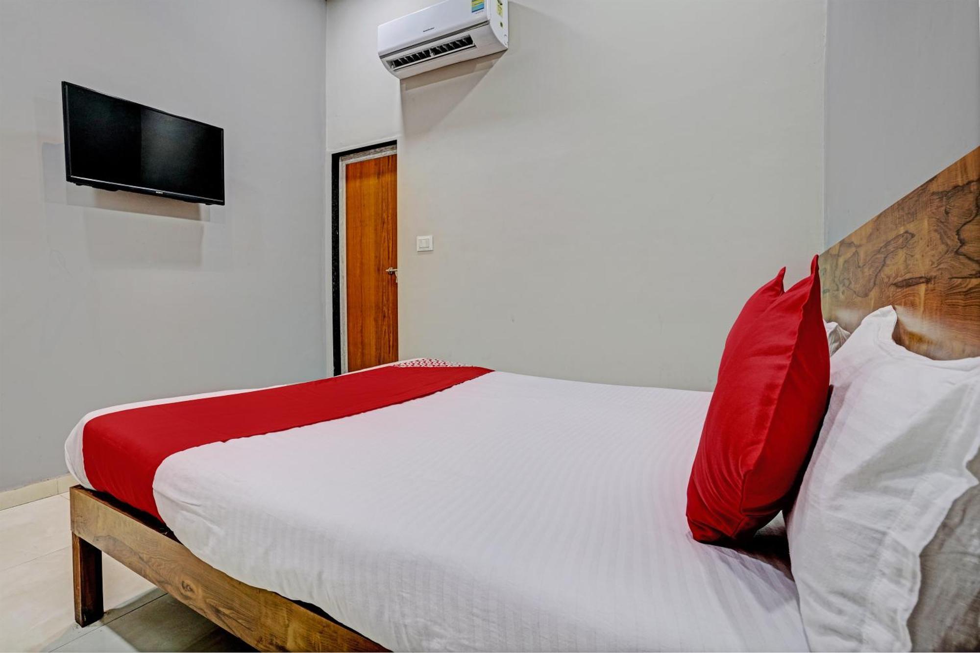 Oyo Flagship Hotel 9 Surat Bagian luar foto
