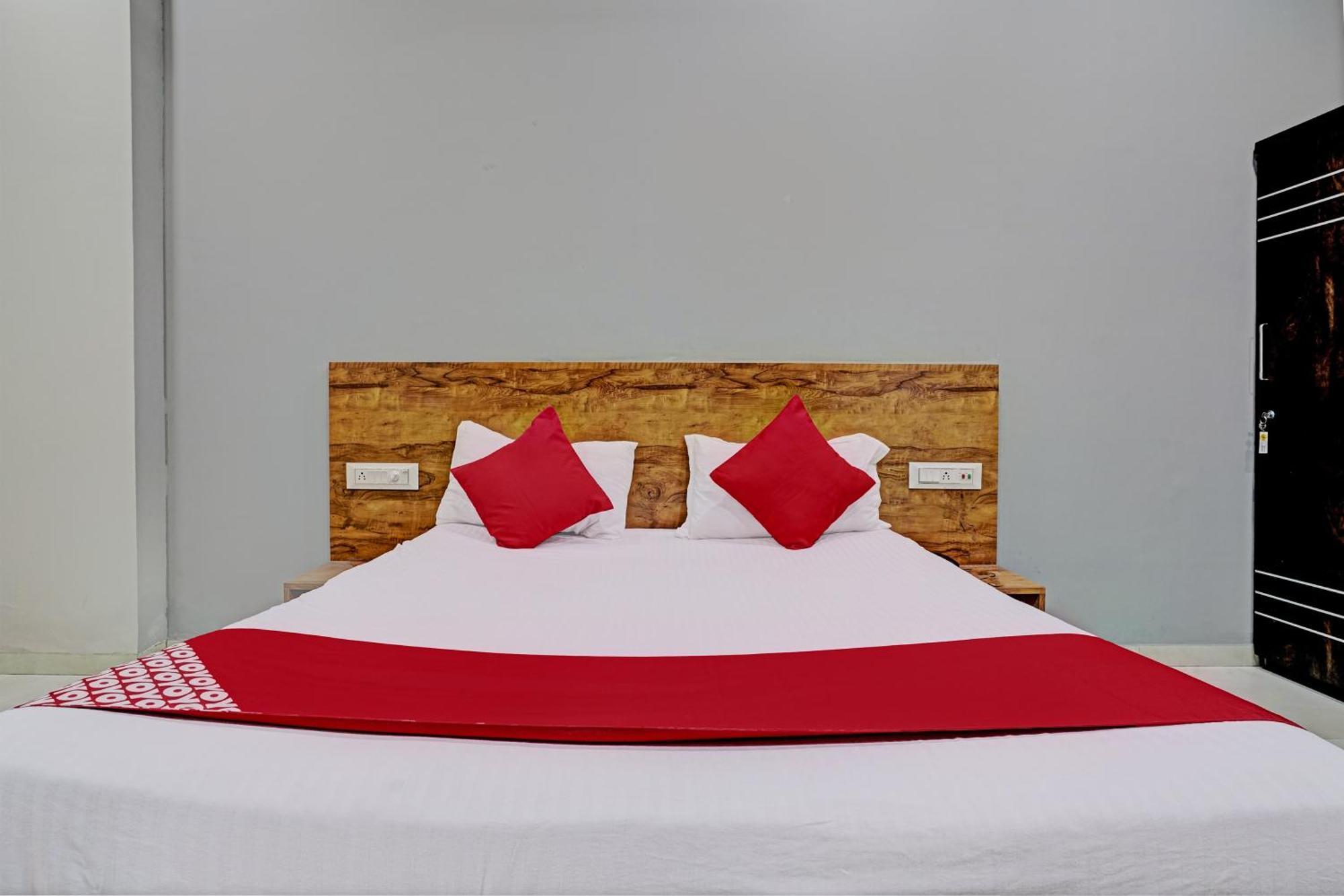 Oyo Flagship Hotel 9 Surat Bagian luar foto