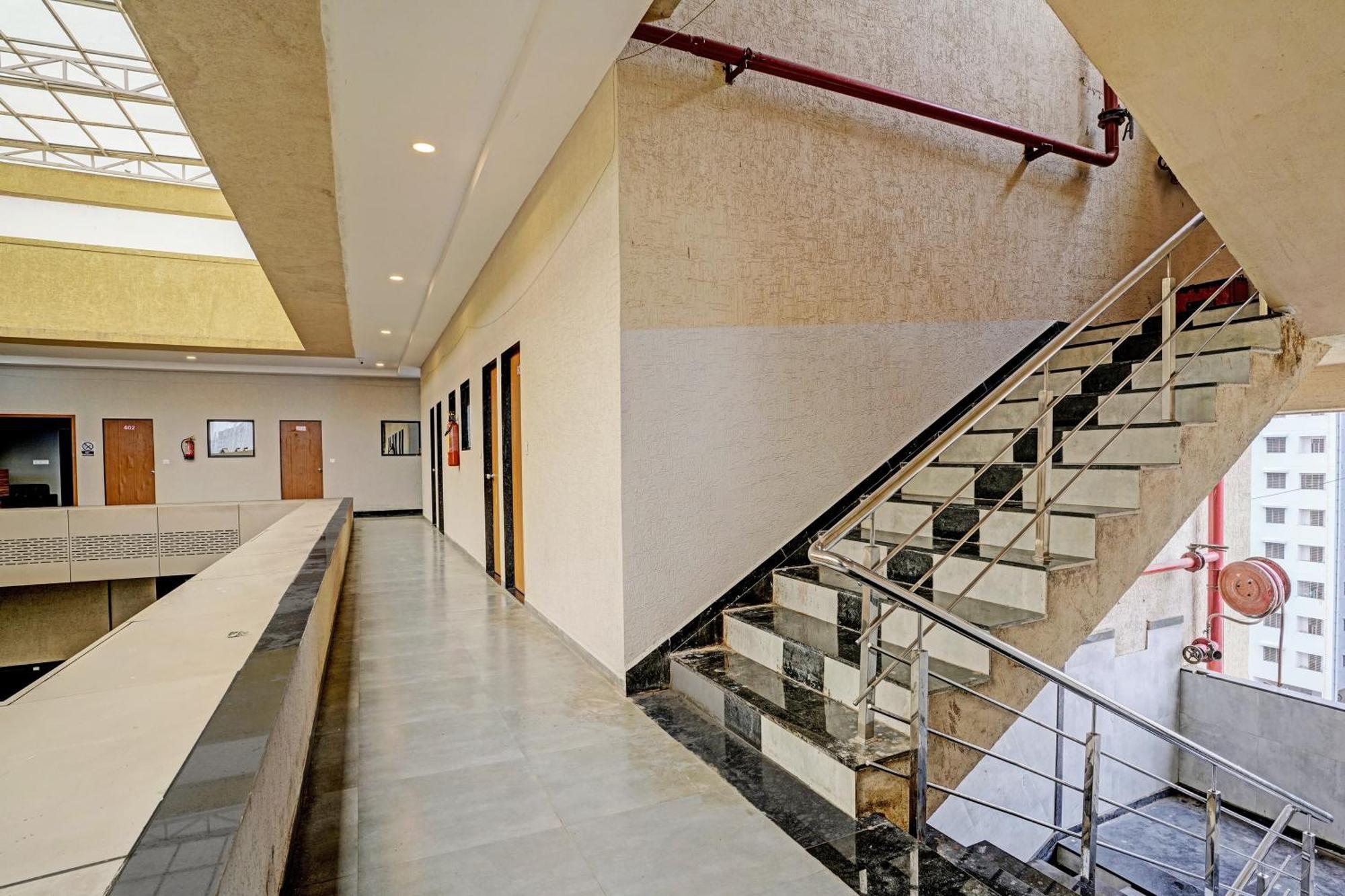 Oyo Flagship Hotel 9 Surat Bagian luar foto